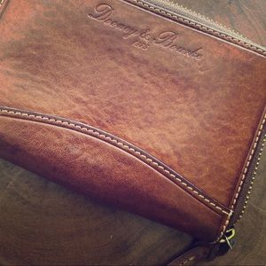 Dooney & Bourke ... stunning leather wallet🍁